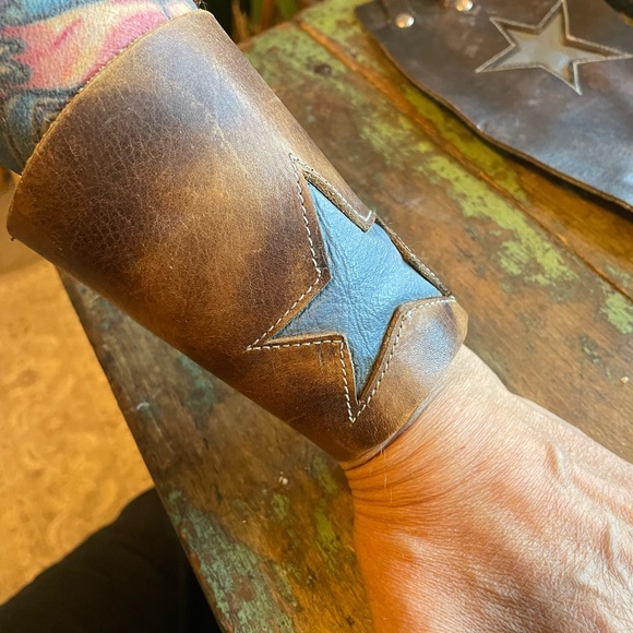 Hand made vintage leather cuff with star design  three buckles - Picture 3 of 10